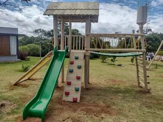 Playground de madeira com estrutura de eucalipto tratado — projeto PG-373