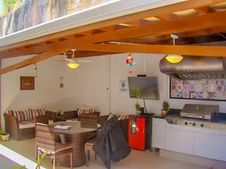 Pergolado de madeira em área gourmet com churrasqueira — projeto PER-66