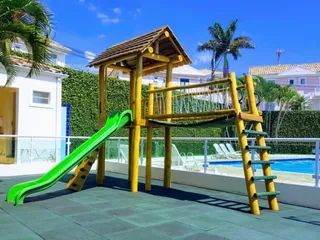 Playground de madeira com casinha suspensa — projeto PG-154