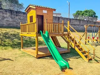 Playground de madeira com casinha suspensa — projeto PG-398