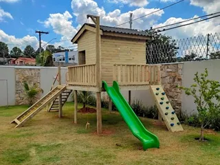 Playground de madeira com casinha suspensa — projeto PG-243
