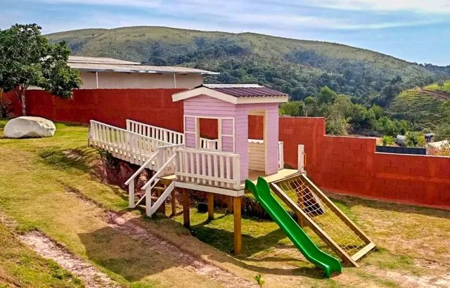 Casinha de madeira com escorregador projetada sob medida para a área de lazer — projeto PG-278