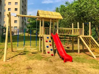 Playground de madeira com estrutura de eucalipto tratado — projeto PG-408