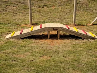 Ponte em A de madeira tratada com ripas coloridas antiderrapantes, obstáculo de agility