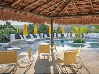 Quiosque de sapê à beira da piscina