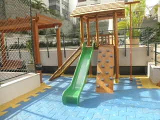 Playground de madeira em área comum de condomínio — projeto PG-180