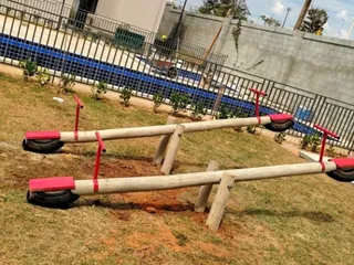 Playground de madeira com gangorra — projeto PG-334