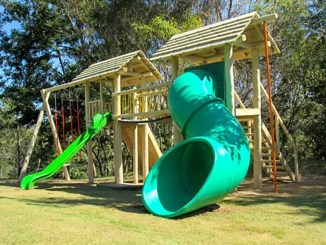 Playground de madeira com duas casinhas do Tarzan ligadas por ponte pênsil e tobogã — projeto PG-188