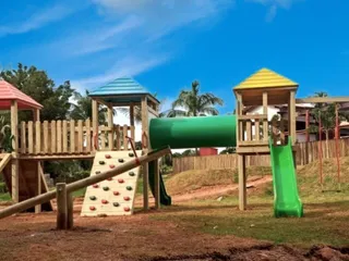Playground de madeira em área comum de condomínio — projeto PG-241