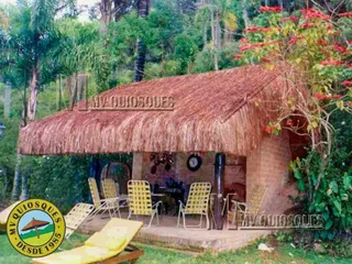 Quiosque com cobertura de piaçava em área gourmet com churrasqueira — projeto P-18