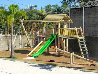 Playground de madeira com casinha suspensa — projeto PG-191