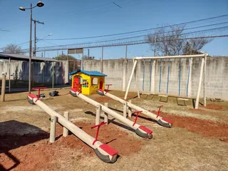 Playground de madeira com gangorra