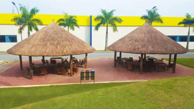 Quiosque de sapê usado como área de descanso e convivência — projeto S-131