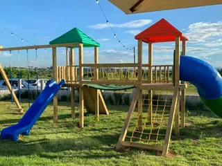 Playground de madeira em restaurante — projeto PG-292