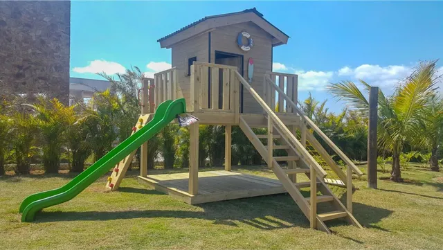 Casinha de madeira interativa com escorregador e áreas de escalada — projeto PG-199