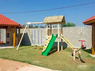 Playground de madeira com escorregador — projeto PG-370