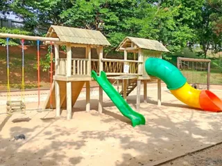 Playground de madeira em área comum de condomínio — projeto PG-348