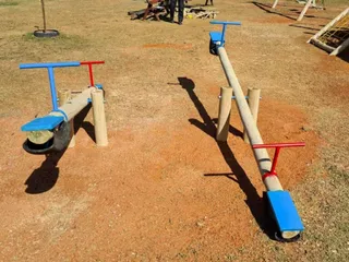 Playground de madeira com gangorra — projeto PG-233