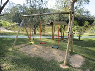 Playground de madeira com balanço — projeto PG-201