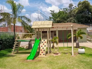 Playground de madeira com ponte de acesso — projeto PG-247