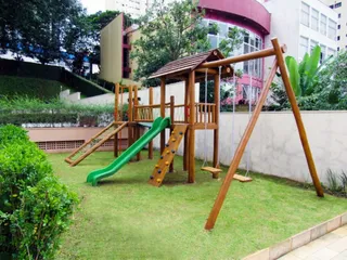 Playground de madeira em área comum de condomínio com estrutura de eucalipto tratado — projeto PG-160