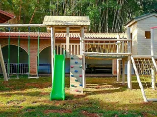 Playground de madeira com casinha suspensa — projeto PG-210
