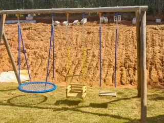 Playground de madeira com balanço — projeto PG-306