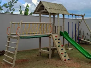 Playground de madeira com ponte de acesso — projeto PG-290