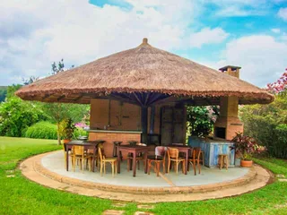 Quiosque de sapê em área gourmet com churrasqueira — projeto S-99