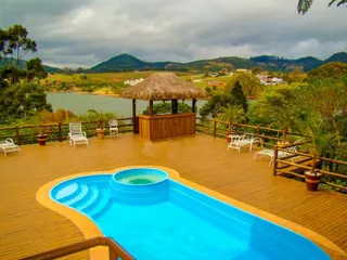 Quiosque com cobertura de piaçava à beira da piscina — projeto P-48