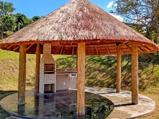 Quiosque de sapê em área gourmet com churrasqueira