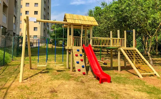 Parquinho de madeira tratada modelo G30, com casinha do Tarzan, balanço duplo e ponte pênsil — projeto PG-408