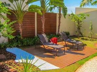 Deck de madeira com brise de madeira