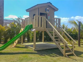 Playground de madeira com casinha suspensa — projeto PG-199