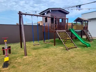 Playground de madeira com casinha suspensa