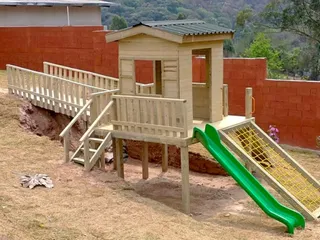 Playground de madeira com escorregador — projeto PG-255