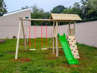 Playground de madeira com escorregador — projeto PG-361