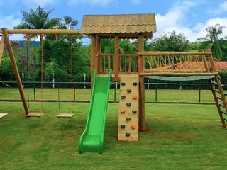 Playground de madeira com ponte de acesso — projeto PG-213