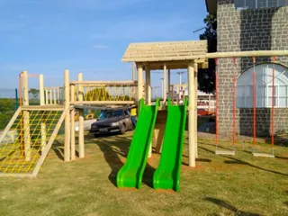 Playground de madeira com balanço — projeto PG-359