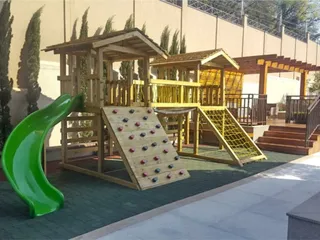 Playground de madeira com escorregador — projeto PG-190
