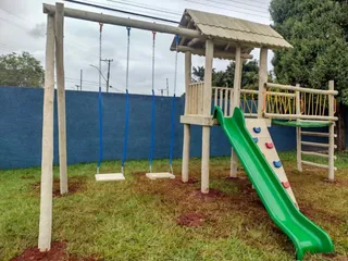 Playground de madeira com ponte de acesso — projeto PG-313