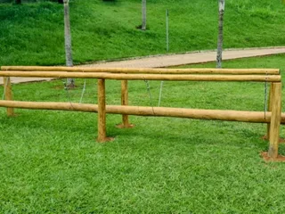 Playground de madeira com ponte de acesso — projeto PG-298