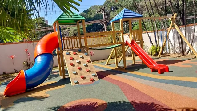 Parque infantil de madeira tratada com duas torres ligadas por ponte pênsil e tobogã — projeto PG-378