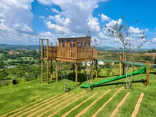 Playground de madeira com casinha suspensa — projeto PG-281