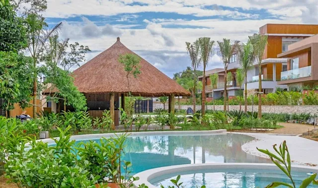 Quiosque de sapê sobre área gourmet em empreendimento de hospedagem — projeto S-168