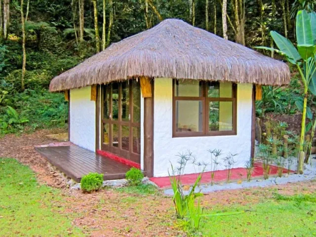 Quiosque de piaçava com franjas longas e tonalidade marrom café