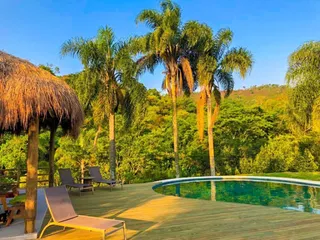 Deck de madeira junto ao quiosque