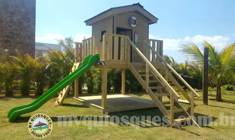 Playground de madeira com escorregador, torre e casinha elevada