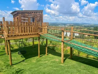 Playground de madeira com ponte de acesso — projeto PG-309