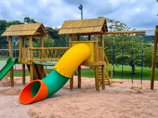 Playground de madeira em área comum de condomínio — projeto PG-303